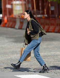 demi-moore-and-svout-willis-out-shopping-in-new-york-05-28-2023-4.jpg