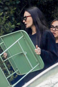 demi-moore-and-tallulah-and-scout-willis-visits-rumer-willis-house-in-los-angeles-03-31-2023-5.jpg
