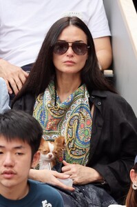 demi-moore-at-french-open-2022-at-roland-garros-in-paris-06-05-2022-2.jpg