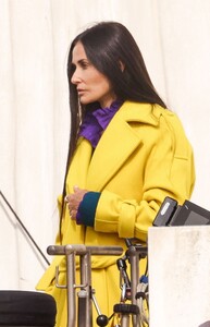 demi-moore-on-the-set-of-the-substance-in-antibes-09-13-2022-7.jpg