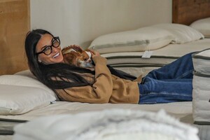 demi-moore-out-buys-clothes-for-her-dog-at-quilted-monkey-home-goods-store-in-santa-monica-03-25-2023-4.jpg