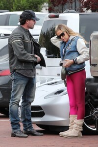 denise-richards-and-aaron-phypers-out-shopping-in-malibu-06-06-2023-11.jpg