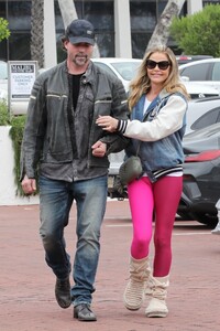 denise-richards-and-aaron-phypers-out-shopping-in-malibu-06-06-2023-12.jpg