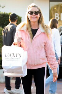 denise-richards-grab-some-lunch-to-go-at-lucky-s-in-malibu-01-28-2023-6.jpg