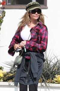 denise-richards-out-shopping-in-malibu-03-16-2023-6.thumb.jpg.935e31fb50130c9ddaac77d7785dd019.jpg