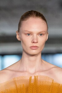 detail-defile-jason-wu-automne-hiver-2022-2023-new-york-detail-3.thumb.jpg.14d407ff9be3c89b61796d76739098c0.jpg