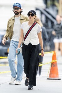 elizabeth-olsen-and-robbie-arnet-out-in-new-york-06-12-2023-0.jpg