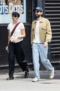 elizabeth-olsen-and-robbie-arnet-out-in-new-york-06-12-2023-6.jpg