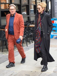 elizabeth-olsen-out-for-lunch-with-friends-in-london-05-05-2023-0.jpg