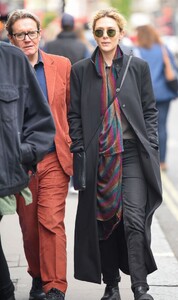 elizabeth-olsen-out-for-lunch-with-friends-in-london-05-05-2023-1.jpg