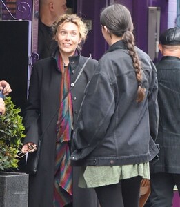 elizabeth-olsen-out-for-lunch-with-friends-in-london-05-05-2023-5.jpg