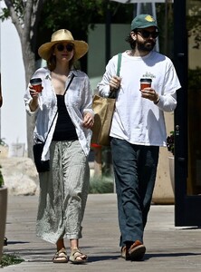 elizabeth-olsen-out-shopping-with-her-husband-in-studio-city-04-29-2023-0.jpg