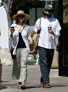 elizabeth-olsen-out-shopping-with-her-husband-in-studio-city-04-29-2023-5.jpg