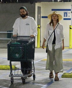 elizabeth-olsen-out-shopping-with-her-husband-in-studio-city-04-29-2023-6.jpg