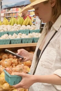 elizabeth-olsen-shopping-at-whole-foods-in-los-angeles-04-29-2023-0.jpg