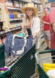 elizabeth-olsen-shopping-at-whole-foods-in-los-angeles-04-29-2023-1.jpg