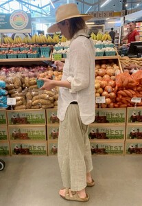 elizabeth-olsen-shopping-at-whole-foods-in-los-angeles-04-29-2023-2.jpg