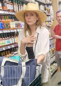 elizabeth-olsen-shopping-at-whole-foods-in-los-angeles-04-29-2023-6.jpg