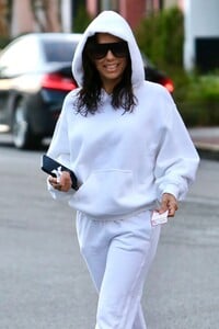 eva-longoria-leaves-a-hair-salon-in-west-hollywood-01-05-2023-6.jpg