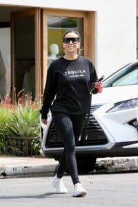 eva-longoria-leaves-a-salon-in-west-hollywood-05-02-2023-4.thumb.jpg.3d5510a0fd9d10b00ca7a0984101d9a0.jpg