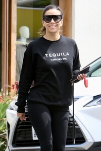 eva-longoria-leaves-a-salon-in-west-hollywood-05-02-2023-6.thumb.jpg.1d5030954a669a95e316a54706933f23.jpg