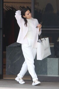 eva-longoria-out-make-up-free-at-beverly-glen-mall-in-beverly-hills-02-16-2023-1.thumb.jpg.19f7213a06c14053aabd5833293ed591.jpg