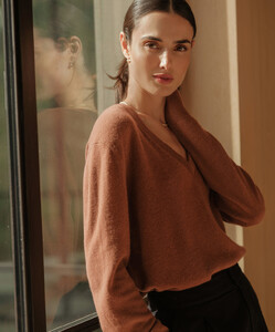 flynn-cashmere-sweater-auburn-3_1024x.jpg