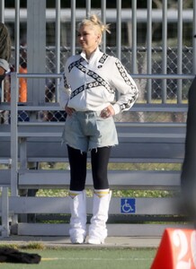gwen-stefani-and-blake-shelton-at-her-son-s-football-game-in-los-angeles-05-20-2023-4.jpg