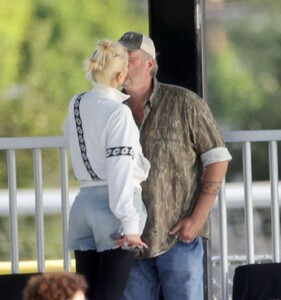 gwen-stefani-and-blake-shelton-at-her-son-s-football-game-in-los-angeles-05-20-2023-6.jpg