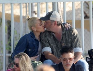 gwen-stefani-and-blake-shelton-share-a-kiss-on-football-field-in-los-angeles-06-04-2023-0.jpg