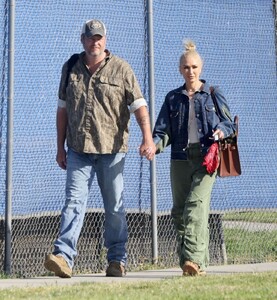 gwen-stefani-and-blake-shelton-share-a-kiss-on-football-field-in-los-angeles-06-04-2023-1.jpg