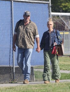 gwen-stefani-and-blake-shelton-share-a-kiss-on-football-field-in-los-angeles-06-04-2023-2.jpg