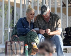 gwen-stefani-and-blake-shelton-share-a-kiss-on-football-field-in-los-angeles-06-04-2023-3.jpg