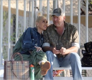 gwen-stefani-and-blake-shelton-share-a-kiss-on-football-field-in-los-angeles-06-04-2023-4.jpg