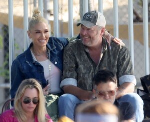 gwen-stefani-and-blake-shelton-share-a-kiss-on-football-field-in-los-angeles-06-04-2023-5.jpg