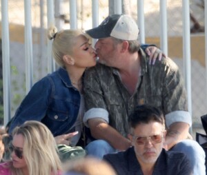 gwen-stefani-and-blake-shelton-share-a-kiss-on-football-field-in-los-angeles-06-04-2023-6.jpg