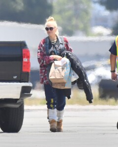 gwen-stefani-arrives-at-airport-in-los-angeles-05-28-2023-0.jpg