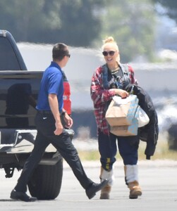 gwen-stefani-arrives-at-airport-in-los-angeles-05-28-2023-2.jpg