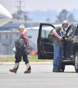 gwen-stefani-arrives-at-airport-in-los-angeles-05-28-2023-5.jpg