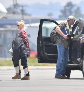 gwen-stefani-arrives-at-airport-in-los-angeles-05-28-2023-6.jpg