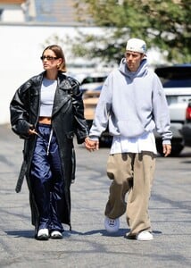hailey-and-justin-bieber-out-in-los-angeles-06-02-2023-1.jpg