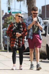 hilary-duff-and-matthew-koma-out-for-lunch-in-los-angeles-06-08-2023-1.jpg