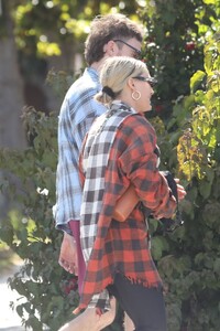 hilary-duff-and-matthew-koma-out-for-lunch-in-los-angeles-06-08-2023-2.jpg