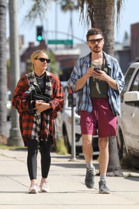 hilary-duff-and-matthew-koma-out-for-lunch-in-los-angeles-06-08-2023-4.jpg