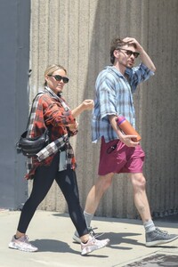 hilary-duff-and-matthew-koma-out-for-lunch-in-los-angeles-06-08-2023-5.jpg
