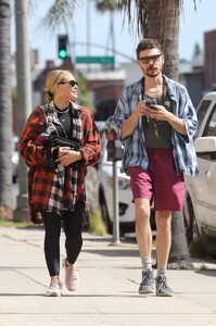 hilary-duff-and-matthew-koma-out-for-lunch-in-los-angeles-06-08-2023-6.jpg