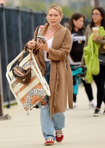 hilary-duff-arrives-at-her-son-s-soccer-game-in-los-angeles-05-28-2023-2.thumb.jpg.bf5afbd81f3891ba2398dd3a726d6248.jpg