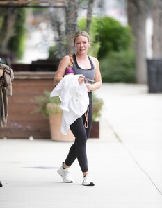 hilary-duff-leaves-a-gym-in-los-angeles-05-29-2023-3.jpg