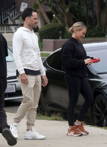 hilary-duff-meets-up-with-her-ex-husband-mike-comrie-at-park-in-los-angeles-06-09-2023-0.jpg
