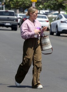 hilary-duff-out-at-a-local-park-in-los-angeles-06-16-2023-0.jpg